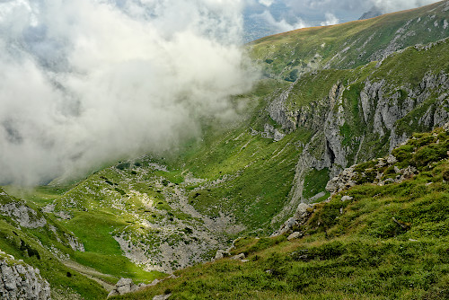 Chmura pochłania dolinę - fot. Lesław Obłój
